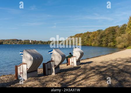 Herbstliche Stimmung, an der Badestelle auf der Prinzeninsel im Großen Plöner See. Strandkörbe beladen ein zum Verweihen Stockfoto