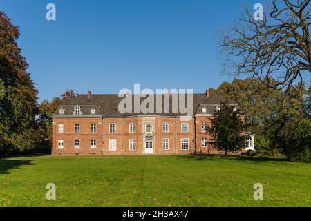 Das Prinzenhaus im Herbst im Plöner Schloßgarten Stockfoto