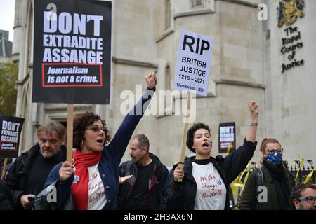 London, Großbritannien. Oktober 2021. Protest vor den königlichen Justizhöfen während der ersten Anhörung im Auslieferungsappeal von Julian Assange. Quelle: Thomas Krych/Alamy Live News Stockfoto