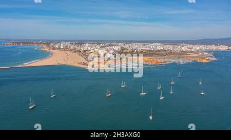 Luftaufnahme des Panoramas der Meeresbucht von Portimao, Yachthäfen mit Luxusyachten. Vorbeifahrende Schiffe mit Touristen. Stockfoto