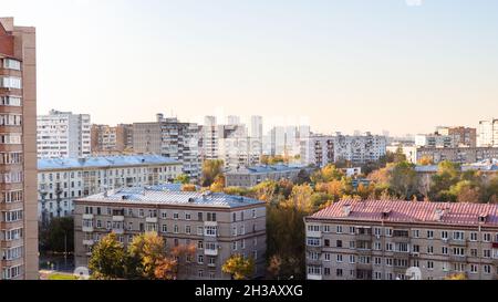 Panoramablick auf das Wohngebiet der Stadt Moskau am Herbst Sonnenuntergang Dämmerung Stockfoto