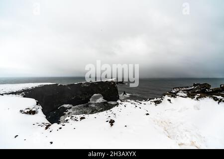Einzigartiger Basaltbogen auf Dyrholaey Cape. Naturschutzgebiet, Island. Stockfoto