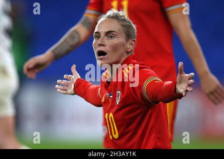 Cardiff, Großbritannien. Oktober 2021. Jessica Fishlock aus Wales reagiert. Frauen in Wales gegen Frauen in Estland, Qualifikationsspiel der FIFA-Weltmeisterschaft 2023 im Cardiff City Stadium in Cardiff am Dienstag, den 26. Oktober 2021. Redaktionelle Verwendung, Bild von Andrew Orchard/Andrew Orchard Sports Photography/Alamy Live News Credit: Andrew Orchard Sports Photography/Alamy Live News Stockfoto