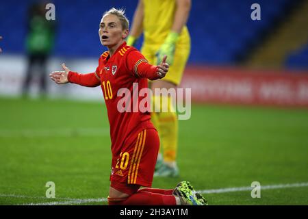 Cardiff, Großbritannien. Oktober 2021. Jessica Fishlock aus Wales reagiert. Frauen in Wales gegen Frauen in Estland, Qualifikationsspiel der FIFA-Weltmeisterschaft 2023 im Cardiff City Stadium in Cardiff am Dienstag, den 26. Oktober 2021. Redaktionelle Verwendung, Bild von Andrew Orchard/Andrew Orchard Sports Photography/Alamy Live News Credit: Andrew Orchard Sports Photography/Alamy Live News Stockfoto