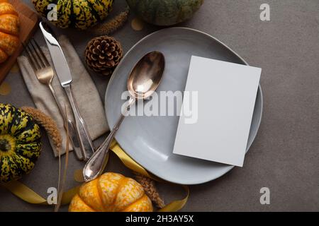 Herbsttafel mit Danksagetisch und leerem Menü, umgeben von festlichen Kürbissen Stockfoto