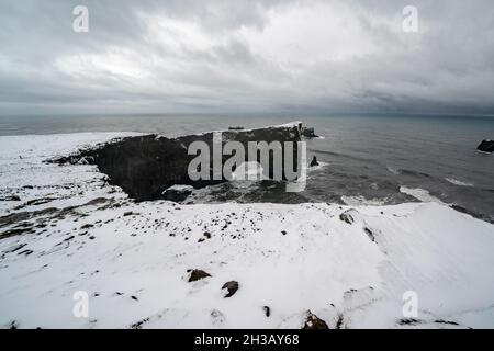 Einzigartiger Basaltbogen auf Dyrholaey Cape. Naturschutzgebiet, Island. Stockfoto