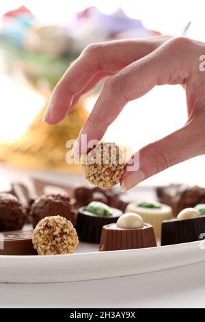 Schokolade getaucht in geröstete knackige Haselnuss Stockfoto