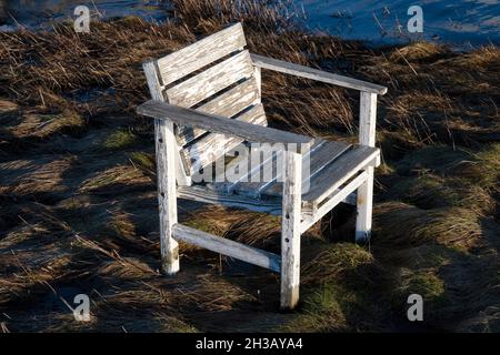 Verlassene alte Holzstuhl in der Natur Stockfoto