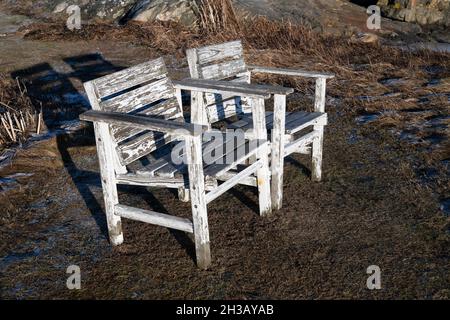 Verlassene alte Holzstühle in der Natur Stockfoto