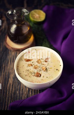 Köstliche Pilzsuppe mit Käseplatte Stockfoto