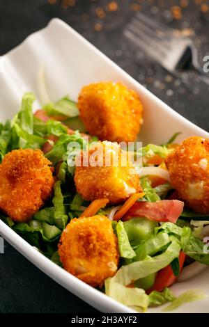 Caesar-Salat mit knusprigen Hähnchenstücken Stockfoto