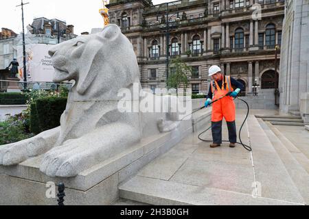 Glasgow, Großbritannien. Oktober 2021. Arbeiter reinigten das Cenotaph der Stadt und die symbolischen Löwen auf dem George Square, vor den Stadtkammern, mit Hochdruckwasserkanonen, um die jährlichen Gedenkfeiern im November vorzubereiten. Kredit: Findlay/Alamy Live Nachrichten Stockfoto