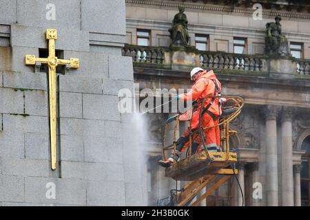 Glasgow, Großbritannien. Oktober 2021. Arbeiter reinigten das Cenotaph der Stadt und die symbolischen Löwen auf dem George Square, vor den Stadtkammern, mit Hochdruckwasserkanonen, um die jährlichen Gedenkfeiern im November vorzubereiten. Kredit: Findlay/Alamy Live Nachrichten Stockfoto