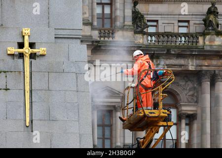 Glasgow, Großbritannien. Oktober 2021. Arbeiter reinigten das Cenotaph der Stadt und die symbolischen Löwen auf dem George Square, vor den Stadtkammern, mit Hochdruckwasserkanonen, um die jährlichen Gedenkfeiern im November vorzubereiten. Kredit: Findlay/Alamy Live Nachrichten Stockfoto