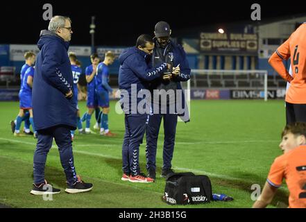 CARLISLE, GROSSBRITANNIEN. 26. OKTOBER Selim Benachour (Youth Team Manager) von Oldham Athletic und Conor Marlin (Head of Academy) von Oldham Athletic während des Spiels der 1. Jugendrunde zwischen Carlisle United und Oldham Athletic im Brunton Park, Carlisle, am Dienstag, den 26. Oktober 2021. (Kredit: Eddie Garvey | MI Nachrichten) Kredit: MI Nachrichten & Sport /Alamy Live Nachrichten Stockfoto