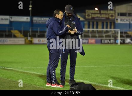 CARLISLE, GROSSBRITANNIEN. 26. OKTOBER Conor Marlin (Head of Academy) von Oldham Athletic und Selim Benachour (Youth Team Manager) von Oldham Athletic während des Spiels der 1. Jugendrunde zwischen Carlisle United und Oldham Athletic im Brunton Park, Carlisle, am Dienstag, den 26. Oktober 2021. (Kredit: Eddie Garvey | MI Nachrichten) Kredit: MI Nachrichten & Sport /Alamy Live Nachrichten Stockfoto