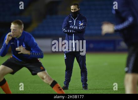 CARLISLE, GROSSBRITANNIEN. 26. OKTOBER Selim Benachour (Youth Team Manager) von Oldham Athletic während des Spiels der 1. Jugendrunde zwischen Carlisle United und Oldham Athletic im Brunton Park, Carlisle, am Dienstag, den 26. Oktober 2021. (Kredit: Eddie Garvey | MI Nachrichten) Kredit: MI Nachrichten & Sport /Alamy Live Nachrichten Stockfoto