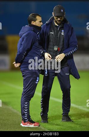 CARLISLE, GROSSBRITANNIEN. 26. OKTOBER Selim Benachour (Youth Team Manager) von Oldham Athletic und Conor Marlin (Head of Academy) von Oldham Athletic während des Spiels der 1. Jugendrunde zwischen Carlisle United und Oldham Athletic im Brunton Park, Carlisle, am Dienstag, den 26. Oktober 2021. (Kredit: Eddie Garvey | MI Nachrichten) Kredit: MI Nachrichten & Sport /Alamy Live Nachrichten Stockfoto