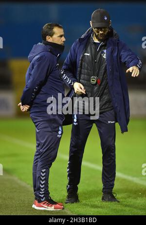 CARLISLE, GROSSBRITANNIEN. 26. OKTOBER Selim Benachour (Youth Team Manager) von Oldham Athletic und Conor Marlin (Head of Academy) von Oldham Athletic während des Spiels der 1. Jugendrunde zwischen Carlisle United und Oldham Athletic im Brunton Park, Carlisle, am Dienstag, den 26. Oktober 2021. (Kredit: Eddie Garvey | MI Nachrichten) Kredit: MI Nachrichten & Sport /Alamy Live Nachrichten Stockfoto