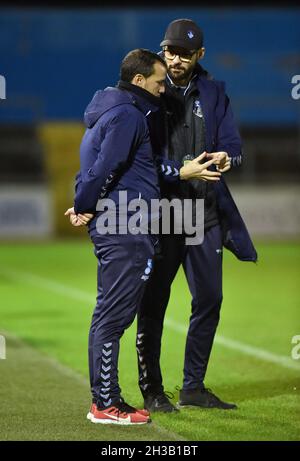 CARLISLE, GROSSBRITANNIEN. 26. OKTOBER Selim Benachour (Youth Team Manager) von Oldham Athletic und Conor Marlin (Head of Academy) von Oldham Athletic während des Spiels der 1. Jugendrunde zwischen Carlisle United und Oldham Athletic im Brunton Park, Carlisle, am Dienstag, den 26. Oktober 2021. (Kredit: Eddie Garvey | MI Nachrichten) Kredit: MI Nachrichten & Sport /Alamy Live Nachrichten Stockfoto