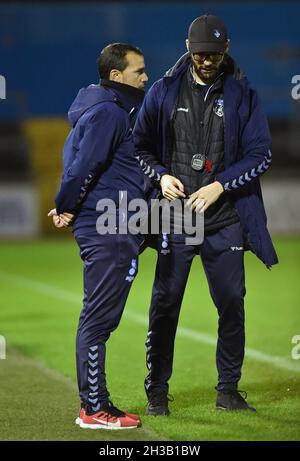 CARLISLE, GROSSBRITANNIEN. 26. OKTOBER Selim Benachour (Youth Team Manager) von Oldham Athletic und Conor Marlin (Head of Academy) von Oldham Athletic während des Spiels der 1. Jugendrunde zwischen Carlisle United und Oldham Athletic im Brunton Park, Carlisle, am Dienstag, den 26. Oktober 2021. (Kredit: Eddie Garvey | MI Nachrichten) Kredit: MI Nachrichten & Sport /Alamy Live Nachrichten Stockfoto