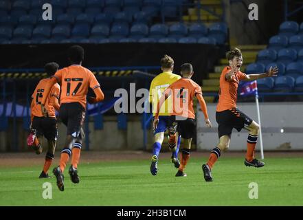 CARLISLE, GROSSBRITANNIEN. 26. OKTOBER Luke Southerington von Oldham Athletic feiert das vierte Tor seiner Spielmannschaft während des Spiels der 1. Runde der FA Youth zwischen Carlisle United und Oldham Athletic am Dienstag, dem 26. Oktober 2021 in Brunton Park, Carlisle. (Kredit: Eddie Garvey | MI Nachrichten) Kredit: MI Nachrichten & Sport /Alamy Live Nachrichten Stockfoto