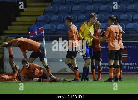 CARLISLE, GROSSBRITANNIEN. 26. OKTOBER Luke Southerington von Oldham Athletic feiert das vierte Tor seiner Spielmannschaft während des Spiels der 1. Runde der FA Youth zwischen Carlisle United und Oldham Athletic am Dienstag, dem 26. Oktober 2021 in Brunton Park, Carlisle. (Kredit: Eddie Garvey | MI Nachrichten) Kredit: MI Nachrichten & Sport /Alamy Live Nachrichten Stockfoto