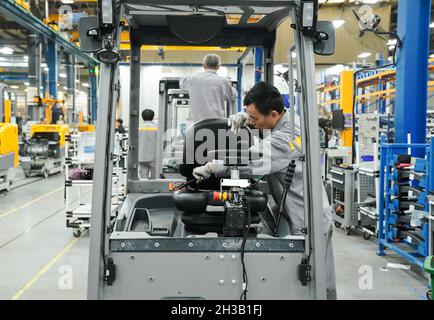 Shanghai. Oktober 2021. Ein Arbeiter arbeitet an einer Produktionslinie der Jungheinrich AG im Bezirk Qingpu im ostchinesischen Shanghai, 20. Oktober 2021. Die Jungheinrich AG, ein führender Anbieter von Intralogistik-Lösungen mit Sitz in Deutschland, wird in diesem Jahr zum vierten Mal an der China International Import Expo (CIIE) teilnehmen. Kredit: Ding Ting/Xinhua/Alamy Live Nachrichten Stockfoto