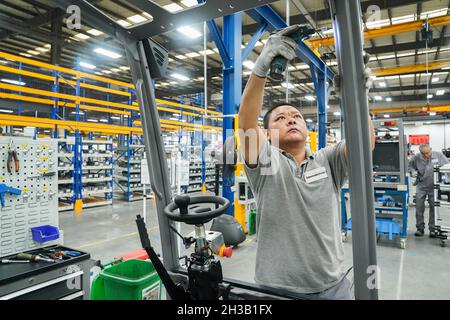 Shanghai. Oktober 2021. Ein Arbeiter arbeitet an einer Produktionslinie der Jungheinrich AG im Bezirk Qingpu im ostchinesischen Shanghai, 20. Oktober 2021. Die Jungheinrich AG, ein führender Anbieter von Intralogistik-Lösungen mit Sitz in Deutschland, wird in diesem Jahr zum vierten Mal an der China International Import Expo (CIIE) teilnehmen. Kredit: Ding Ting/Xinhua/Alamy Live Nachrichten Stockfoto