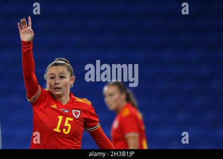 Cardiff, Großbritannien. Oktober 2021. Hannah Cain von Wales reagiert. Frauen in Wales gegen Frauen in Estland, Qualifikationsspiel der FIFA-Weltmeisterschaft 2023 im Cardiff City Stadium in Cardiff am Dienstag, den 26. Oktober 2021. Redaktionelle Verwendung, Bild von Andrew Orchard/Andrew Orchard Sports Photography/Alamy Live News Credit: Andrew Orchard Sports Photography/Alamy Live News Stockfoto