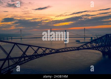 Wunderschöne Landschaft des Sonnenuntergangs über der Forth Bridge (Eisenbahn) in Schottland Stockfoto