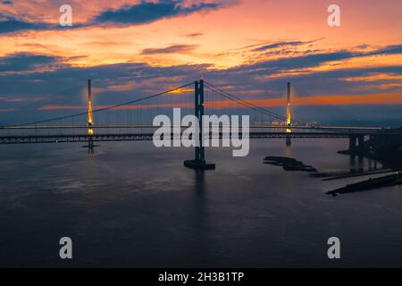 Wunderschöne Landschaft mit Blick auf Sunset über die Forth Bridge in Schottland Stockfoto