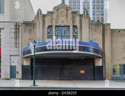 Alles, was noch vom Art Deco Boyd Theatre, 1910 Chestnut Street, übrig ist. Dahinter erhebt sich ein Hochhaus, das Harper. Stockfoto
