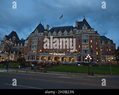 Vorderansicht des berühmten Luxushotels The Fairmont Empress (eröffnet 1908) in der Innenstadt von Victoria am Inner Harbour am Abend mit bewölktem Himmel. Stockfoto