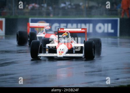 Vereinigtes Königreich. England. Silverstone. Britischer Grand Prix Motorlauf. 1988. Der brasilianische Formel-1-Pilot Ayrton Senna (1960 - 1994) fährt den McLaren M Stockfoto