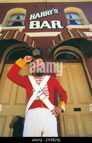 Australien. Sydney. The Rocks Gegend. Mann in historischer Militäruniform vor Harry's Bar. Stockfoto