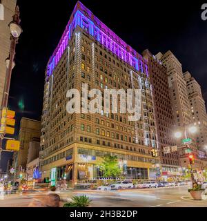 1338 Chestnut Street, Griffin, wird nach Einbruch der Dunkelheit in ständig wechselnden Farben beleuchtet. Das Wahrzeichen von Philadelphia, das 1897 als Büro erbaut wurde, ist heute Wohnungen. Stockfoto