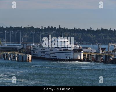 Blick auf den Tsawwassen Fährhafen in der Straße von Georgien, Salish Meer mit Andockstelle BC Ferries Schiff MV Queen of Alberni an sonnigen Tag im Herbst. Stockfoto