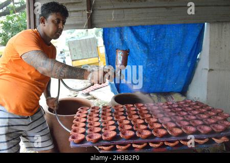 (211027) -- BANGALORE, 27. Oktober 2021 (Xinhua) -- Ein Töpfer macht irdhen Lampen vor Diwali (das Festival der Lichter), in Bangalore, Indien, 27. Oktober 2021. (Str/Xinhua) Stockfoto