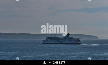 Blick auf das Schiff MV Spirit of British Columbia von BC Ferries, das sich im Herbst an sonnigen Tagen dem Fährterminal Tsawwassen nähert. Stockfoto