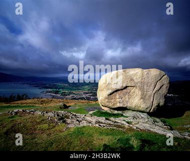 Sturmwolken am Cloughmore Stone, Rostrevor, County Down, Nordirland Stockfoto