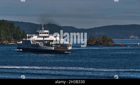Annäherung an das Fährschiff Skeena Queen, das von BC Ferries betrieben wird, in der Nähe des Fährterminals der Swartz Bay in Puget Sound, Salish Sea mit Inseln. Stockfoto