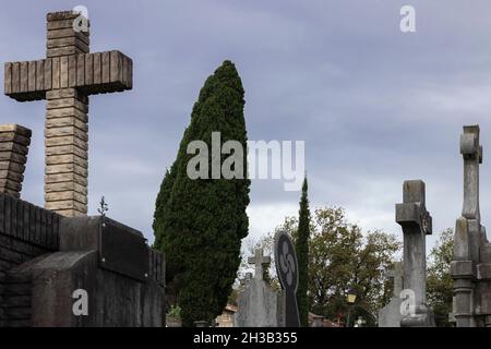 Kreuze auf einem Friedhof in Nordspanien an einem bewölkten Tag Stockfoto