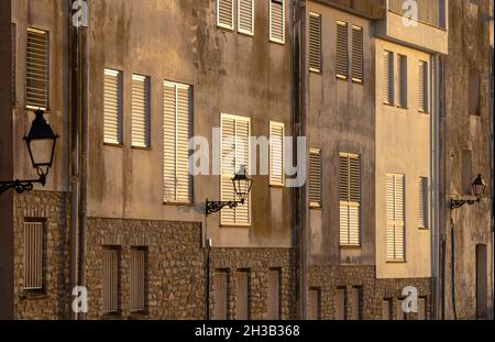 Fassade eines Hauses im katalanischen Dorf begur an der costa brava bei Sonnenuntergang Stockfoto