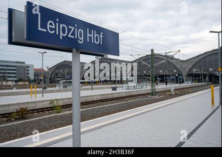 Leipzig, Deutschland. September 2021. Am Leipziger Hauptbahnhof gibt es ein Schild mit der Aufschrift 'Leipzig Hbf'. Quelle: Christophe Gateau/dpa/Alamy Live News Stockfoto