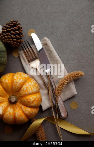 Herbst Ort Einstellung Lifestyle Danksage Hintergrund mit Besteck und Kürbisse Stockfoto