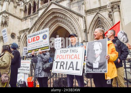 London, Großbritannien. Oktober 2021. Demonstranten vor den königlichen Gerichtshöfen während der Anhörung von Julian Assange. Die US-Regierung appelliert gegen die Entscheidung, den WikiLeaks-Gründer nicht auszuliefern. Kredit: Stockfoto