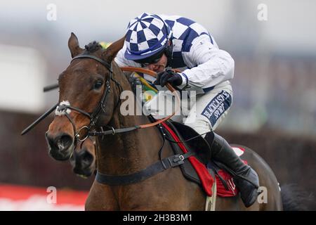 Datei Foto vom 27-11-2020 von Clondaw Castle geritten von Jonathan Burke gewinnt die Get Your Ladbrokes 1 Kostenlose Wette heute Handicap Chase auf Newbury Racecourse. Tom George berichtet, dass Clondaw Castle bereit sei, am Samstag in der bet365 Charlie Hall Chase in Wetherby wieder aktiv zu werden. Ausgabedatum: Mittwoch, 27. Oktober 2021. Stockfoto