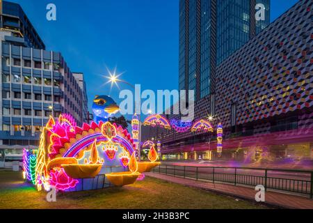 Deepavali 2021: Feiern Sie Das Festival Of Lights In Little India. Licht eines Pfauenmaskottchens. Singapur. Südostasien Stockfoto