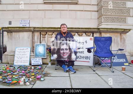 London, Großbritannien. 26.. Oktober 2021. Richard Ratcliffe, der Ehemann des britisch-iranischen Hilfsarbeiters Nazanin Zaghari-Ratcliffe, setzt seinen Hungerstreik vor dem Auswärtigen Amt in Whitehall fort und fordert die britische Regierung auf, mehr zu tun, um bei ihrer Freilassung zu helfen. Nazanin Zaghari-Ratcliffe ist seit 2016 im Iran inhaftiert, weil er angeblich Propaganda gegen die iranische Regierung verbreitet hat. Stockfoto